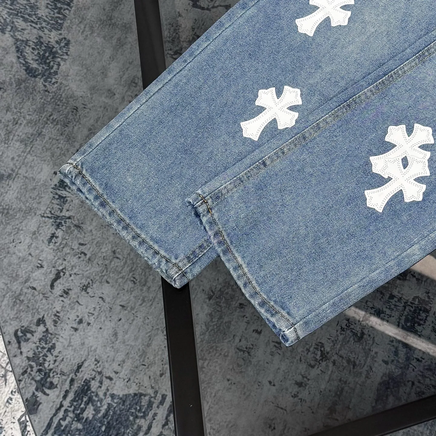 P230 Chrome Hearts CH/Chrome Hearts Classic Blue Pants White Cross Patched Leather Jeans. Original purchase and patterning. Really restores the ultimate texture of Vintage. Special Italian cowhide print and then cut. Customized sheepskin three-layer thick line leather. The whole body is spliced in heavy water washing process. Craftsmen hand-splash ink. You can see the details. Three-dimensional cutting version. Loose and comfortable. Not picky on the figure. Makes taller and slimmer. Seiko factory. Original quality control. Same style for men and women. Can be matched with couples. Versatile recommendation. Essential jeans for all seasons Color: blue Size: 28-36 (S-XXL)